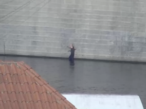 VIDEO: Opilec skočil kvůli sázce do Vltavy, z vody po kolena mu museli pomoct strážníci