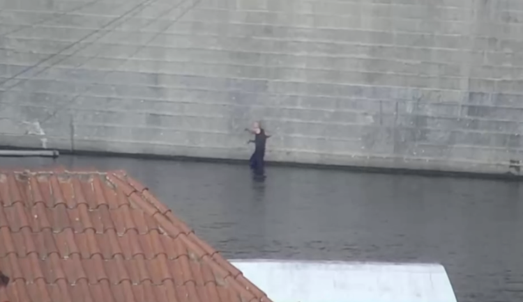 Muž se z vody nedokázal dostat sám.