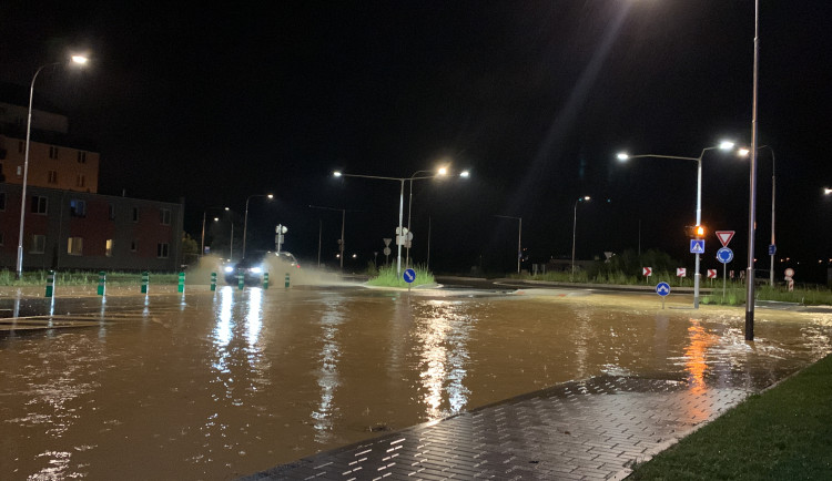 Bouře zasáhla jih republiky. Zastavily se vlaky, hasiči odklízí stromy