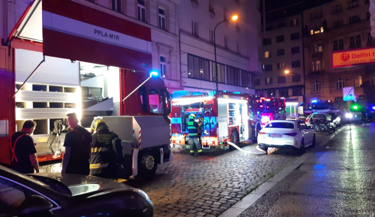 Noční požár v Praze si vyžádal milionovou škodu