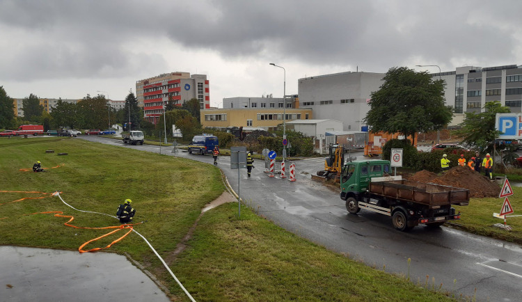 Na Ládví prasklo plynové potrubí, kvůli úniku uzavřeli ulice