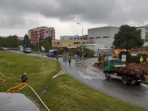 Na Ládví prasklo plynové potrubí, kvůli úniku uzavřeli ulice
