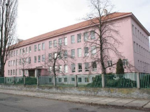 Praha 8 upraví křižovatku u školy, kde do silnice často vstupovaly děti