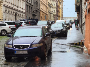 Praha 7 kvůli bezpečnosti dětí zřizuje školní ulice. Ráno tam zakáže vjezd motorových vozidel
