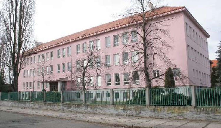 Praha 8 upraví křižovatku u školy, kde do silnice často vstupovaly děti