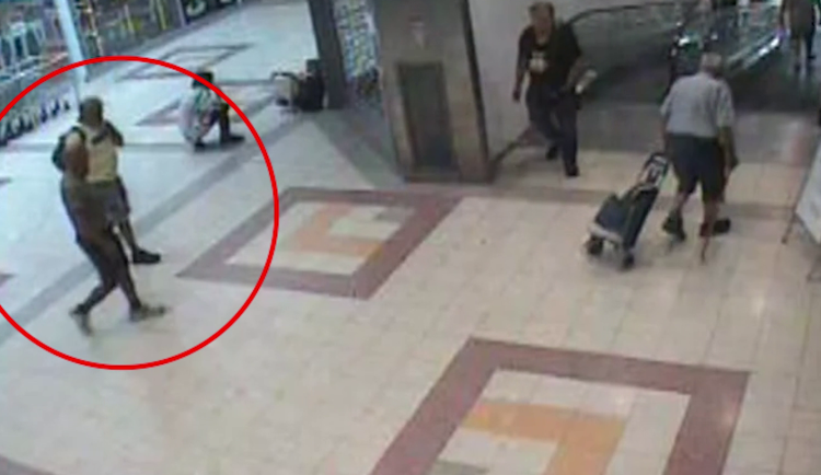 VIDEO: Zloději okradli seniora o dvacet tisíc, zraněný muž skončil v nemocnici