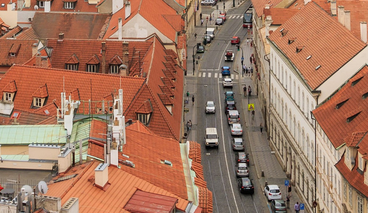 Vjezd do centra Prahy za dvě stě korun za den by měl platit od ledna