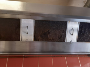 Olej na záchodě, krev v mrazáku, nedopalek ve dřezu. Pražští hygienici rozdali pokuty za sto čtyřicet tisíc