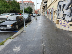 Žena z Letné si stěžuje na rozšíření chodníku. Bojí se, že přiláká partičky opilců