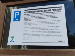 Žena z Letné si stěžuje na rozšíření chodníku. Bojí se, že přiláká partičky opilců