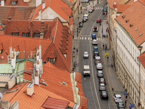 Vjezd do centra Prahy za dvě stě korun za den by měl platit od ledna