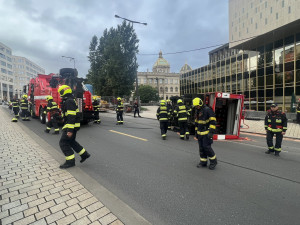 Hasiči cestou k zásahu bourali v centru Prahy, dva se při nehodě zranili