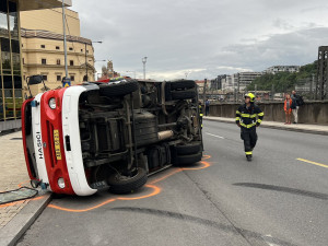 Hasiči cestou k zásahu bourali v centru Prahy, dva se při nehodě zranili