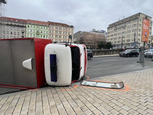 Hasiči cestou k zásahu bourali v centru Prahy, dva se při nehodě zranili