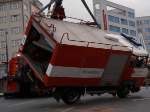 Hasiči cestou k zásahu bourali v centru Prahy, dva se při nehodě zranili