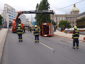 Hasiči cestou k zásahu bourali v centru Prahy, dva se při nehodě zranili