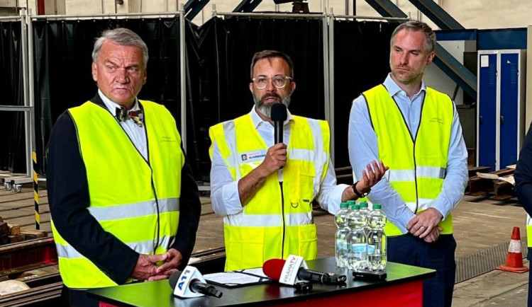 Martin Pacovský (na fotce uprostřed).