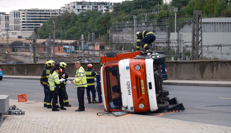 Hasiči cestou k zásahu bourali v centru Prahy, dva se při nehodě zranili