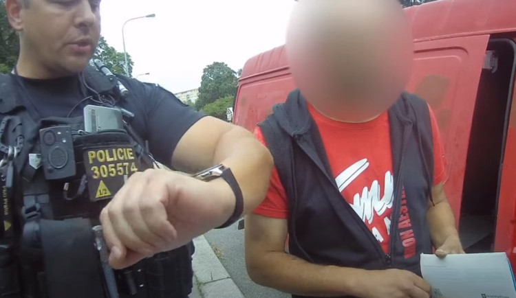 Policie zastavila sjetého řidiče čtrnáctkrát za dva měsíce. Pokaždé v jiném autě