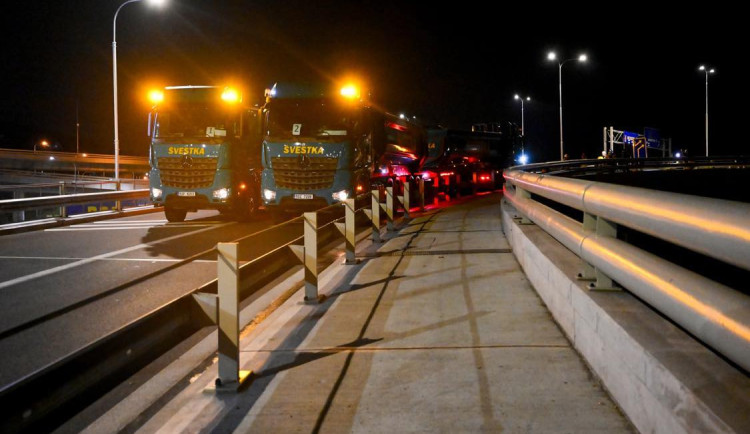 V noci proběhl první zatěžkávací test Barranďáku. Vyzkoušely ho náklaďáky