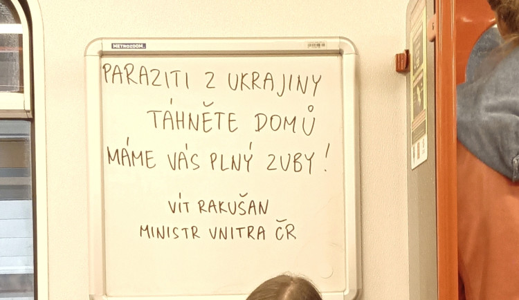 V metru se objevují nenávistné nápisy, autory odhalí jen těžko