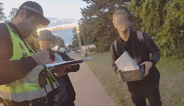 Podvodníci na Letné od lidí vybírali peníze na falešnou sbírku