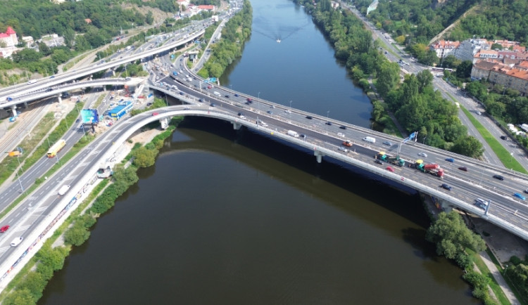 Letos opravovaná část Barrandovského mostu je po měsících opět průjezdná