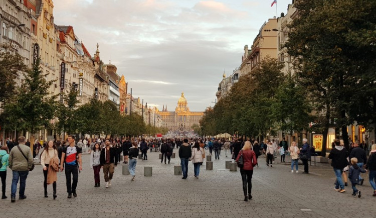 Slovanská epopej by mohla být v obchodním centru na Václaváku, kritikům se to nelíbí
