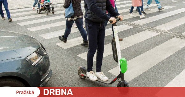 Le conseiller Ryvola souhaite que la société décide du sort des scooters électriques partagés à Prague Transports |  Actualités |  Les potins de Prague