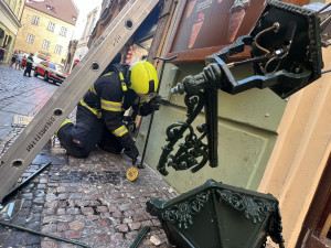 Ulici v centru Prahy, která vede turisty ke Karlovu mostu, uzavřela nehoda