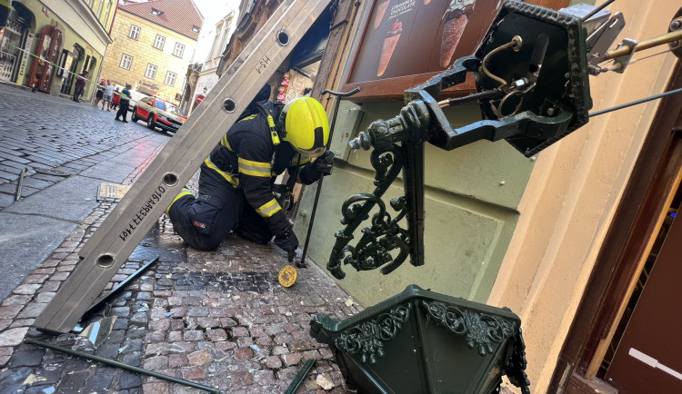 Karlovu ulici v centru Prahy uzavřela nehoda, auto urazilo plynovou lampu