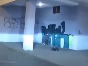 VIDEO: Dvanáctiletý kluk v kukle sprejoval ve dvě hodiny ráno na fasádu budovy v Praze