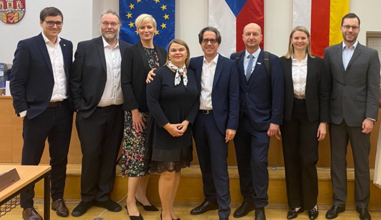 Pašmik drží kolem ramen Šimkovou