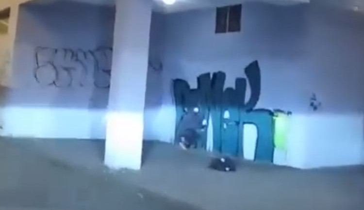 Dvanáctiletý kluk v kukle sprejoval ve dvě hodiny ráno na fasádu budovy v Praze