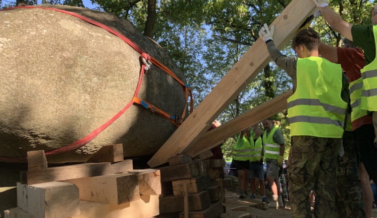 Praskání dřeva a posuny o centimetry. V Kadově zvedali balvan, který váží 30 tun