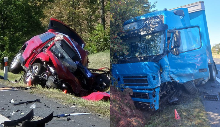 Řidič přejel z ničeho nic do protisměru. Po čelním střetu s kamionem zemřel