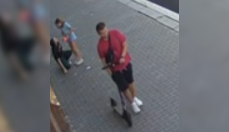 Muž na elektrokoloběžce srazil dívku a z místa ujel