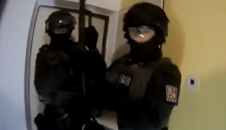 Zásahovka si přišla pro podezřelého ze zabití muže při bitce. Schovával se pod postelí