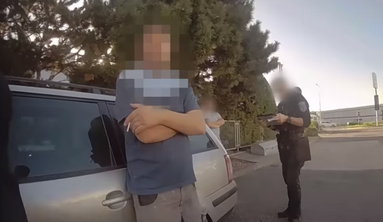 Řidič tvrdil, že si dal k obědu dvě piva. Nadýchal dvě a půl promile