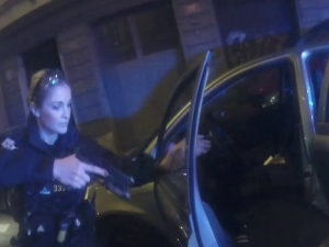 VIDEO: Zfetovaný řidič ujíždel Prahou policistům, zastavil ho až obrubník