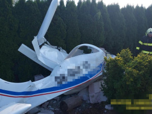 Dva muži zemřeli v kabině letadla, které se zřítilo na zahradu rodinného domu u Prahy