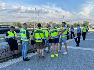 VIDEO: Třicítkáři jsou zpět v akci. Vyrazili po chodníku a chystají soud