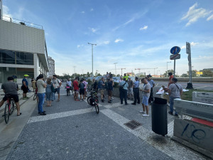 VIDEO: Třicítkáři jsou zpět v akci. Vyrazili po chodníku a chystají soud