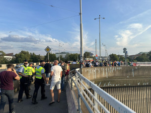 VIDEO: Třicítkáři jsou zpět v akci. Vyrazili po chodníku a chystají soud
