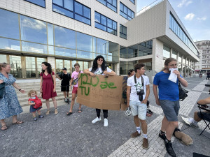 VIDEO: Třicítkáři jsou zpět v akci. Vyrazili po chodníku a chystají soud