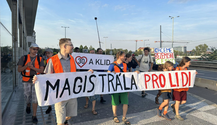 VIDEO: Třicítkáři jsou zpět v akci. Vyrazili po chodníku a chystají soud