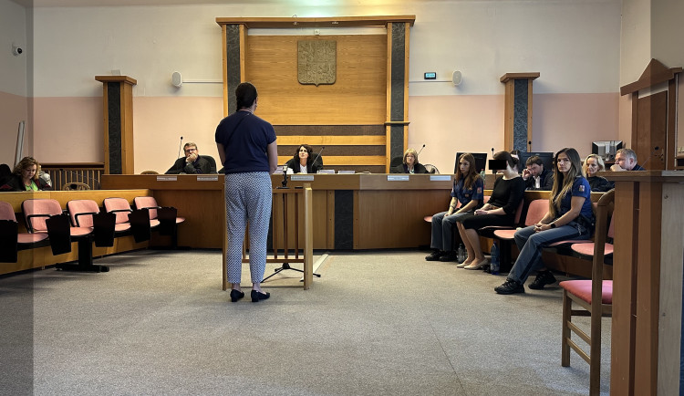 U soudu vypovídala bývalá partnerka léčitele.