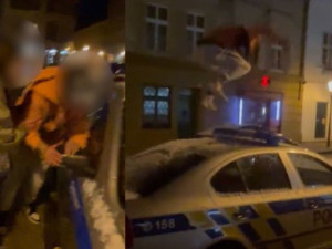 VIDEO: Mladík si užíval divokou demolici policejního auta, akci režíroval kamarád