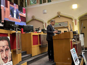 Praha Sobě chce odvolat Pospíšila. Zameťte si před vlastním Prahem, řekl Portlík a rozdal jim košťata