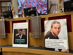 Praha Sobě chce odvolat Pospíšila. Zameťte si před vlastním Prahem, řekl Portlík a rozdal jim košťata